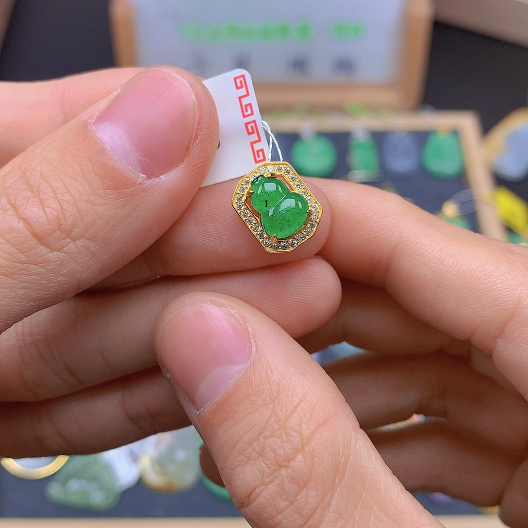 翡翠颈饰未镶嵌翡翠