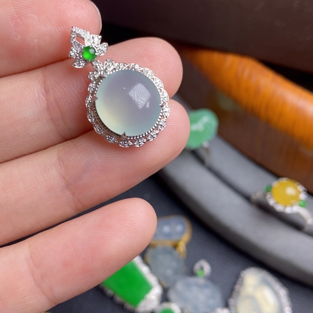 翡翠颈饰18K金镶嵌18Ｋ金蛋面吊坠