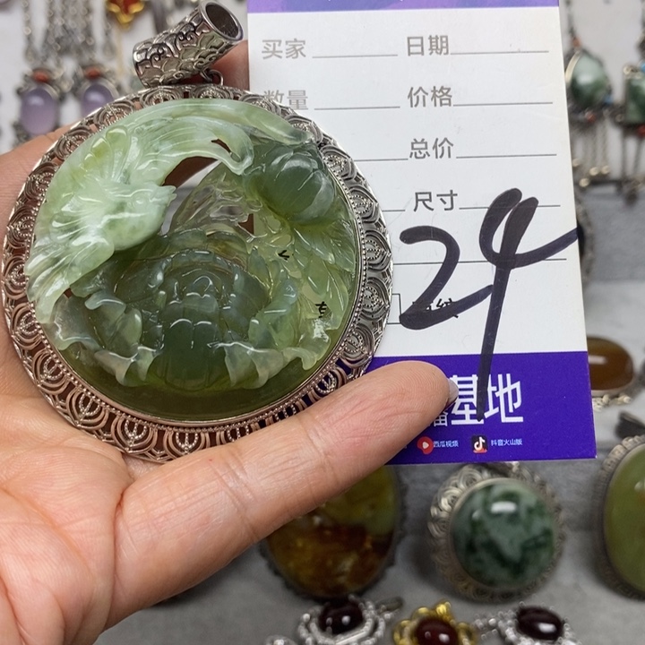 蛇纹石玉吊坠银S925镶嵌笑*风