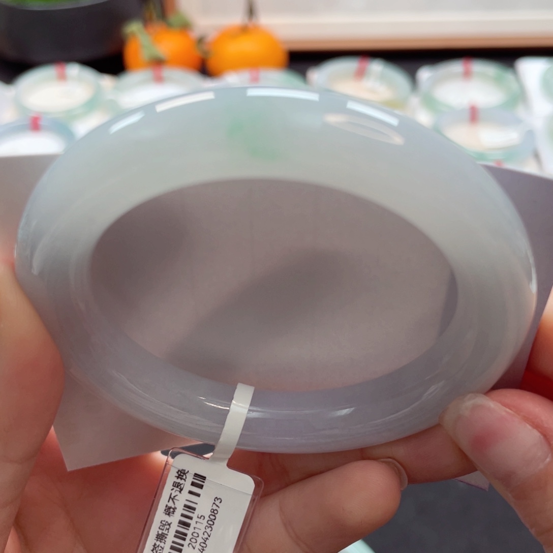 【闪购商品】翡翠手镯未镶嵌52.8圆条奶油底细腻飘绿18号