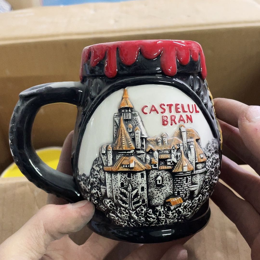 摆件    磕碰 封釉。