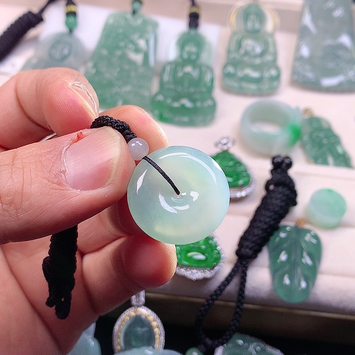 翡翠颈饰未镶嵌翡翠