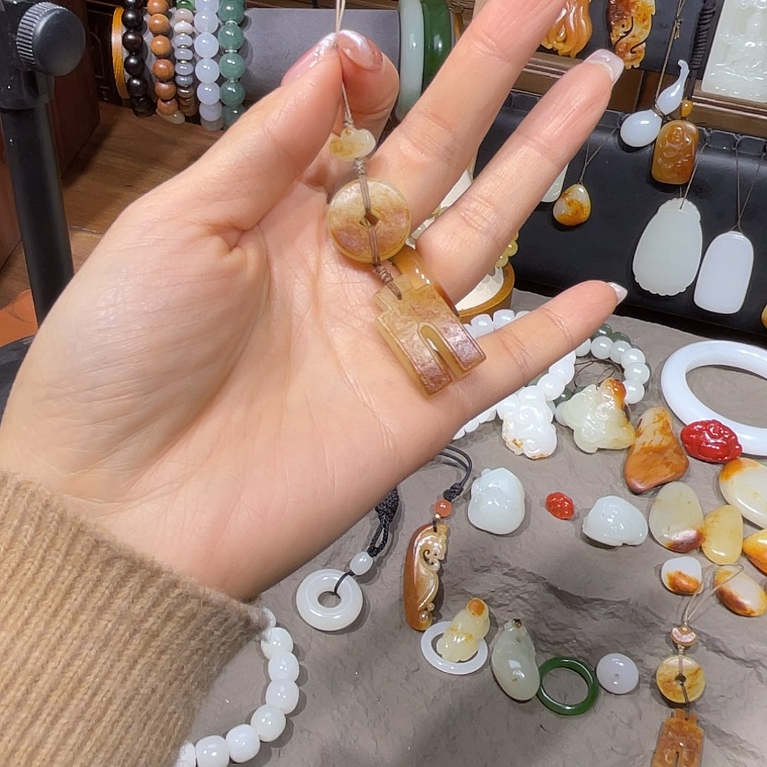 和田玉未镶嵌颈饰龙**海