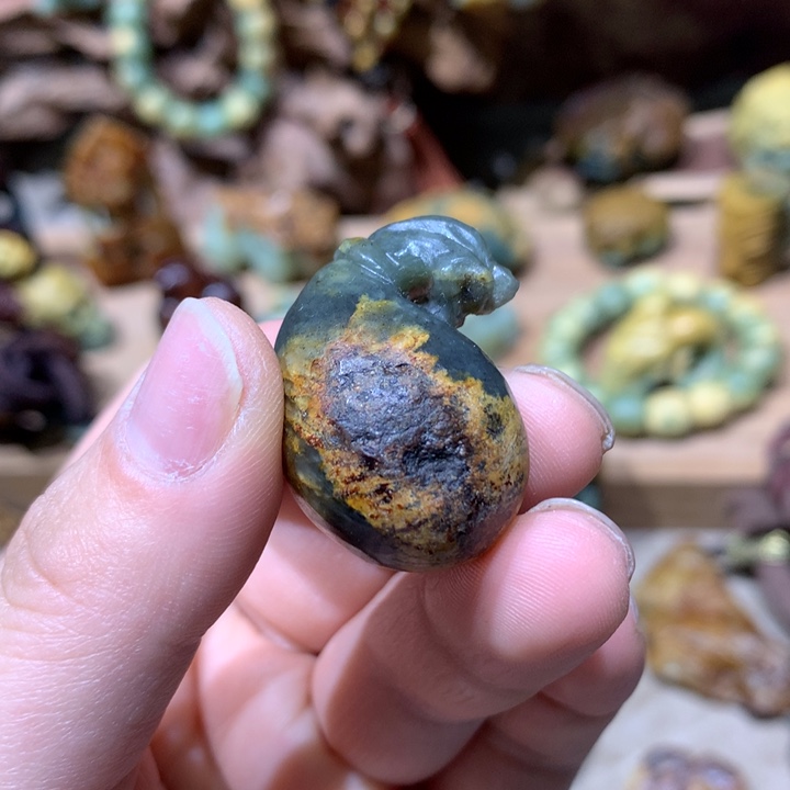 未镶嵌岫岩河磨玉（透闪石质玉）挂件