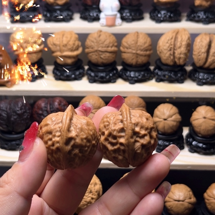 文玩核桃吊坠23w粗筋铁狮子33尺