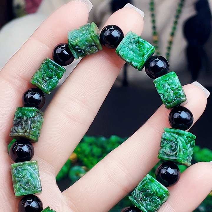 翡翠未镶嵌颈饰多样性