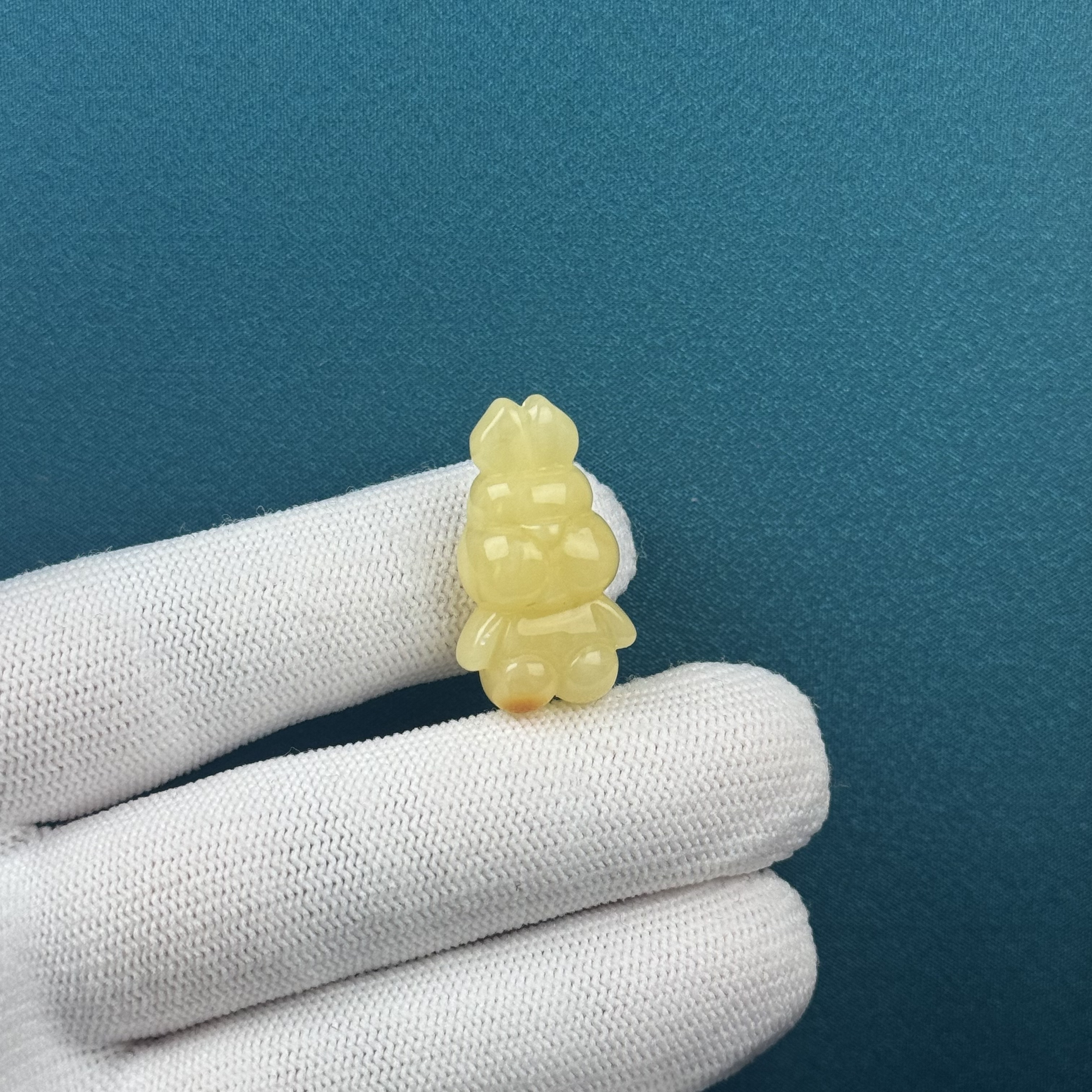 D7444天然原矿蜜蜡 瑕疵特价小兔15*26*10mm支持复检假一罚十