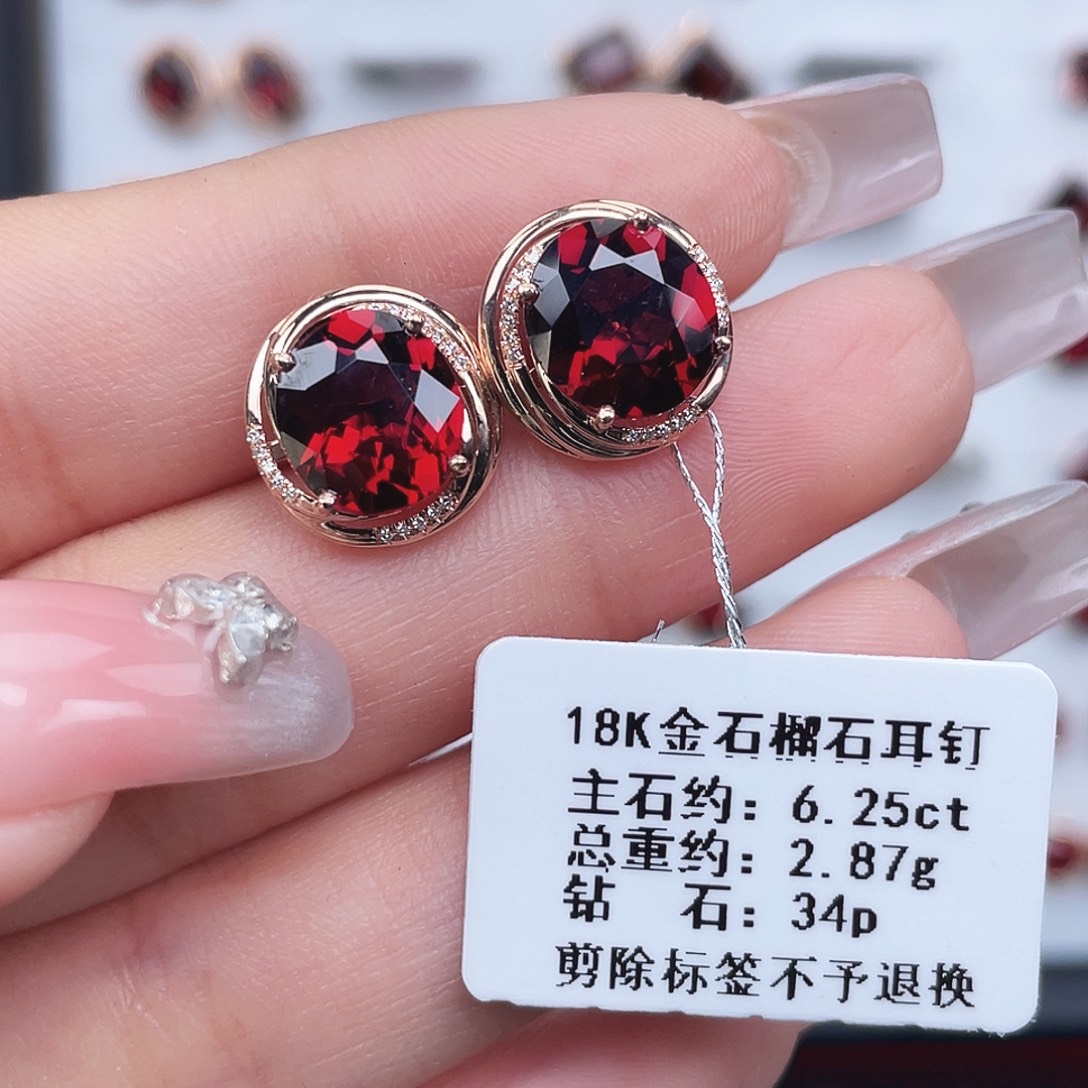 18K金镶嵌石榴石耳饰