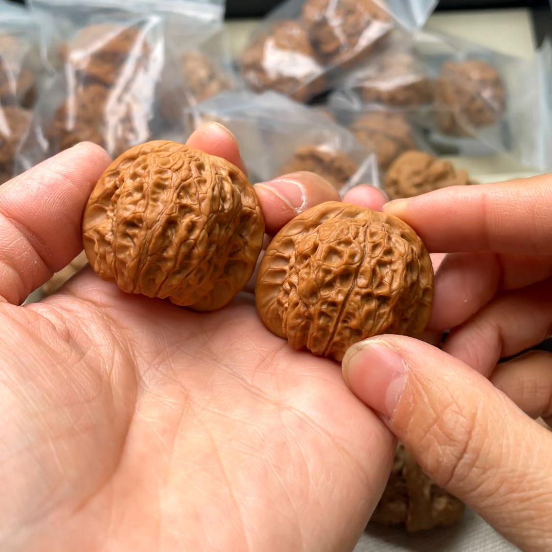 文玩核桃吊坠血麒麟