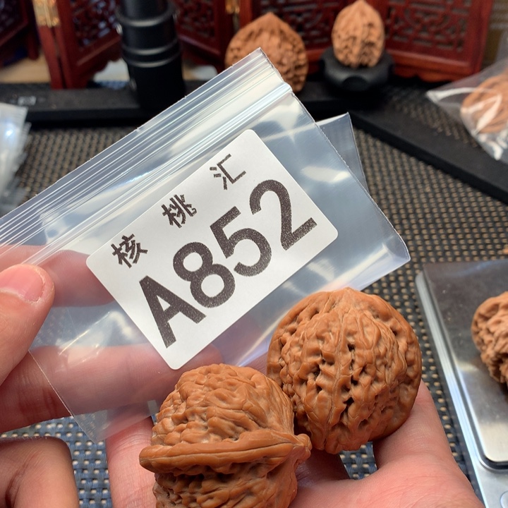 文玩核桃吊坠莲花