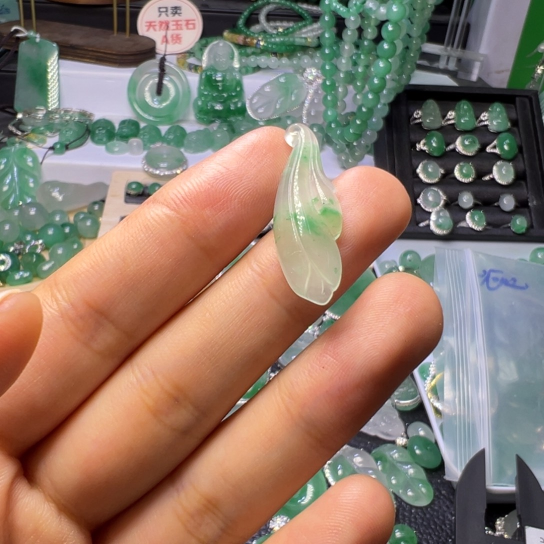 石英质玉（非洲翠）未镶嵌颈饰