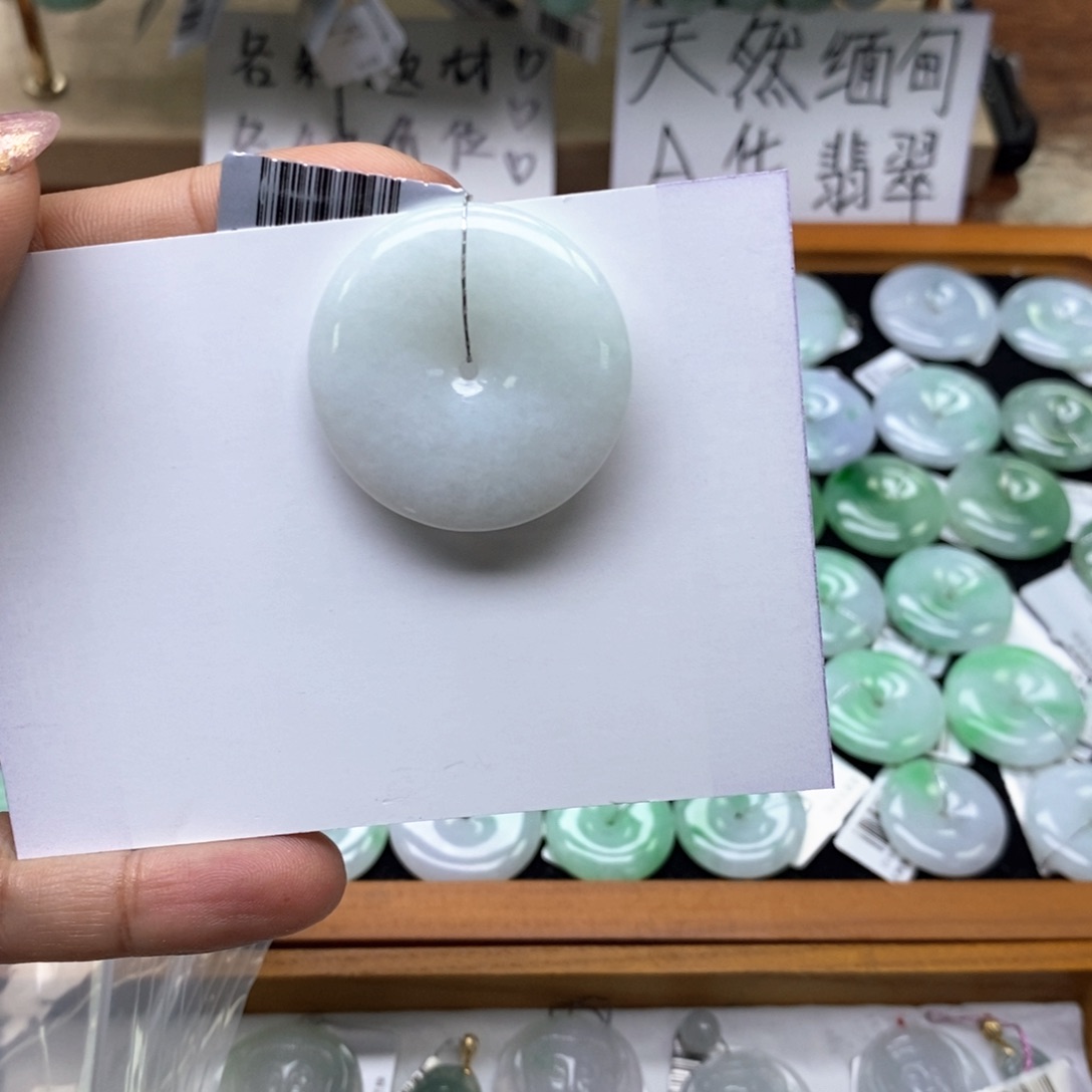 翡翠颈饰未镶嵌平安扣