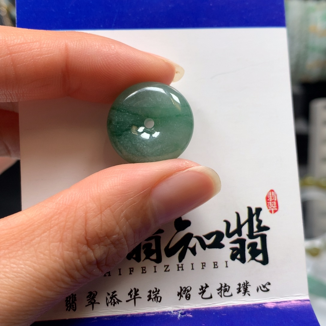 翡翠颈饰未镶嵌飘绿小平安扣