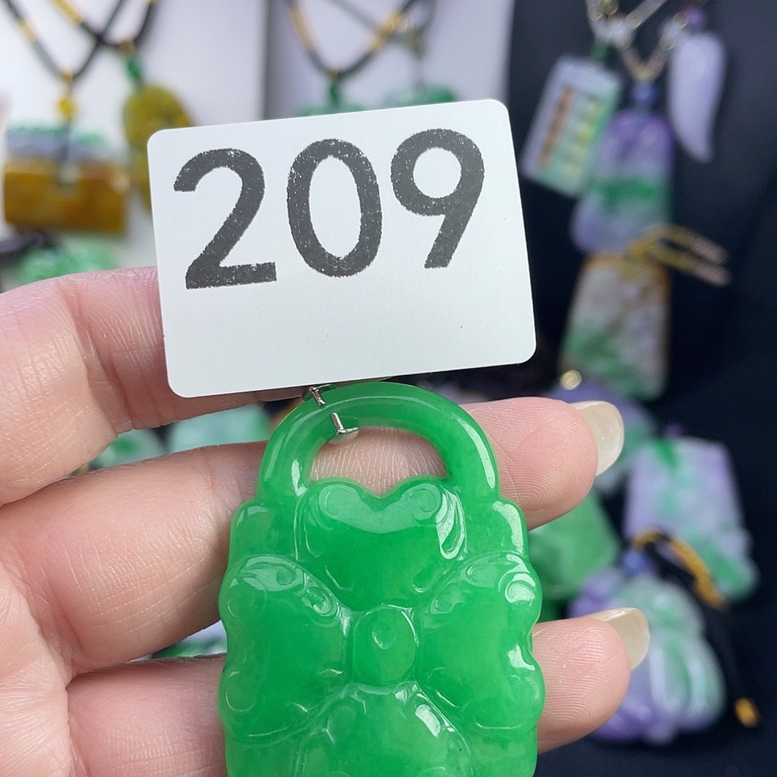 翡翠未镶嵌吊坠(赠链)