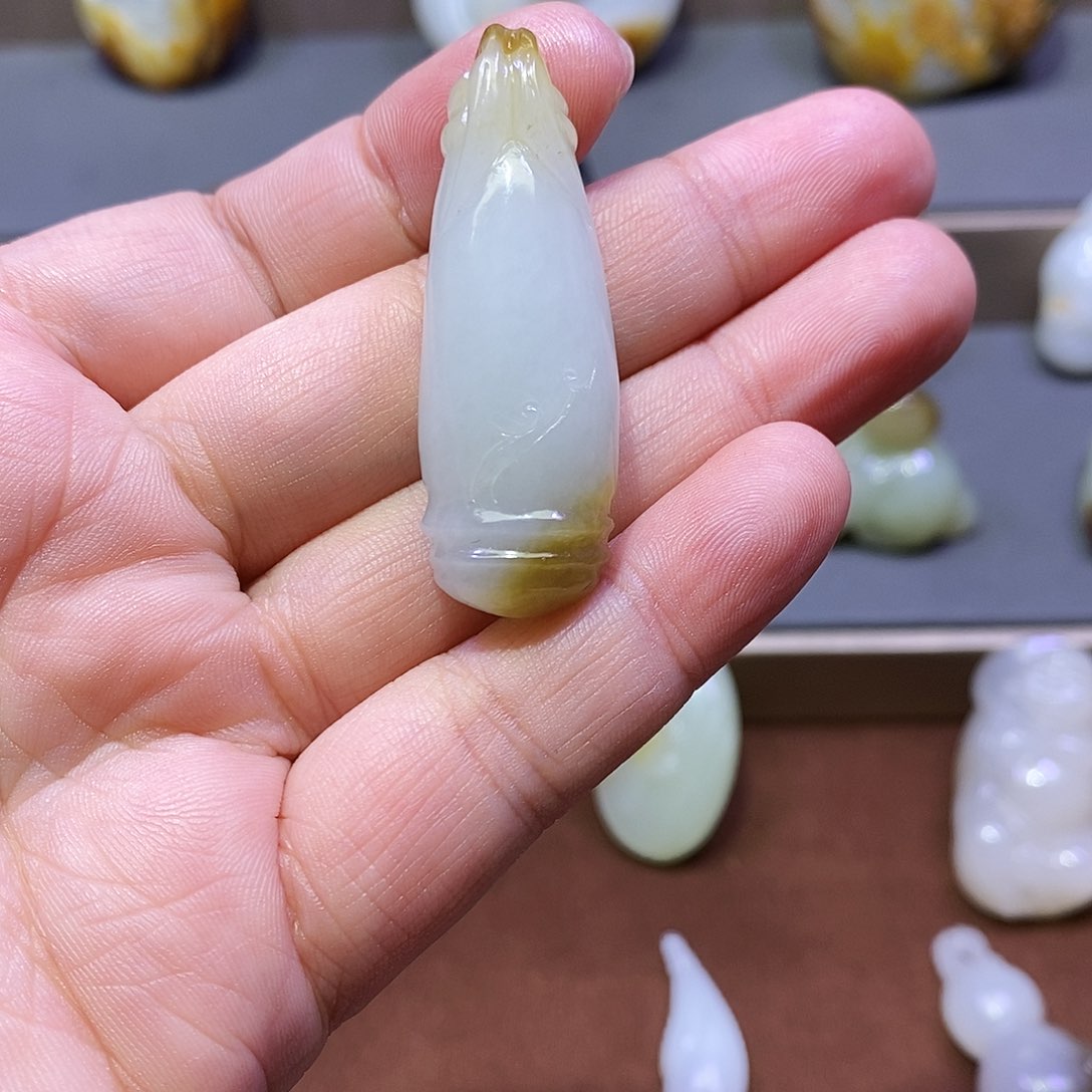 和田玉颈饰未镶嵌大***