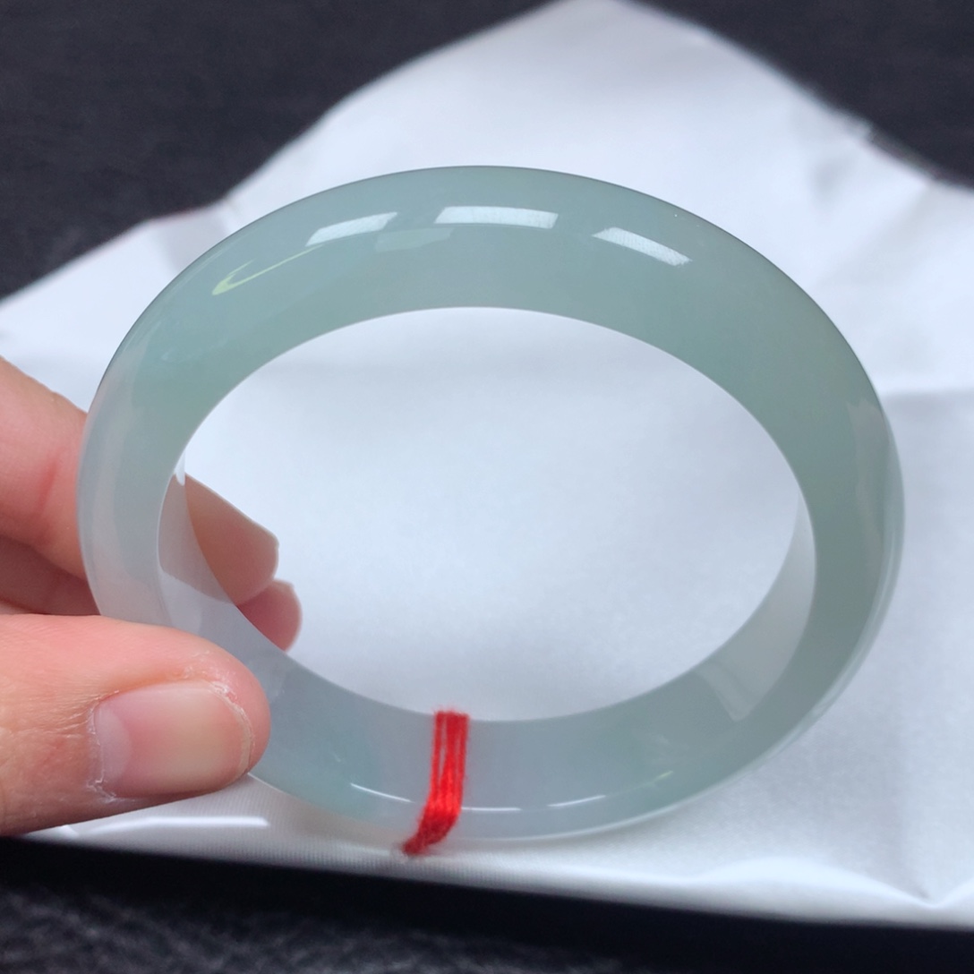 翡翠手镯未镶嵌。