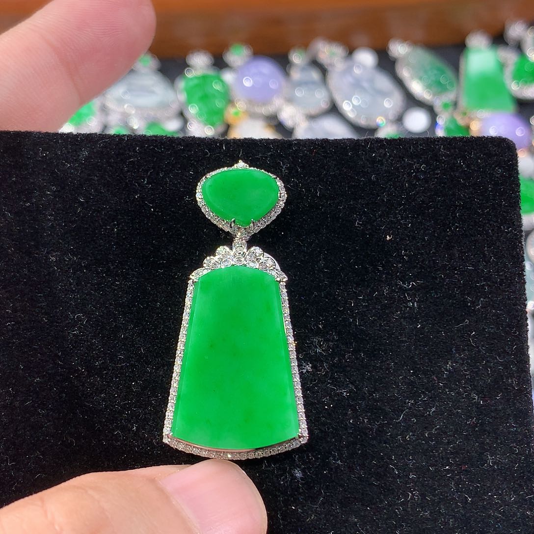 翡翠18K金镶嵌颈饰