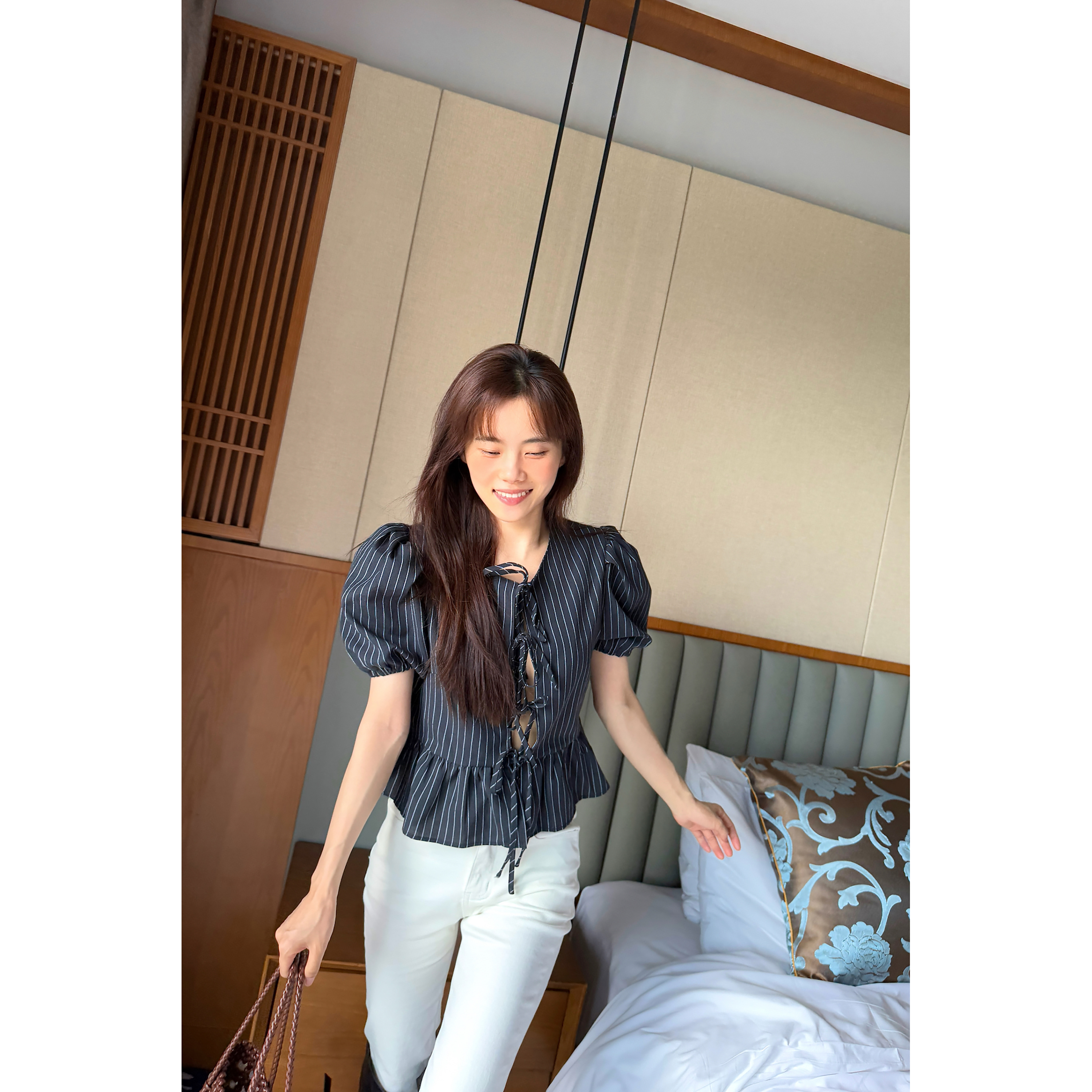 JINGDL【时尚鼓点】55%棉甜美韩系圆领荷叶边条纹花苞袖系带衬衫