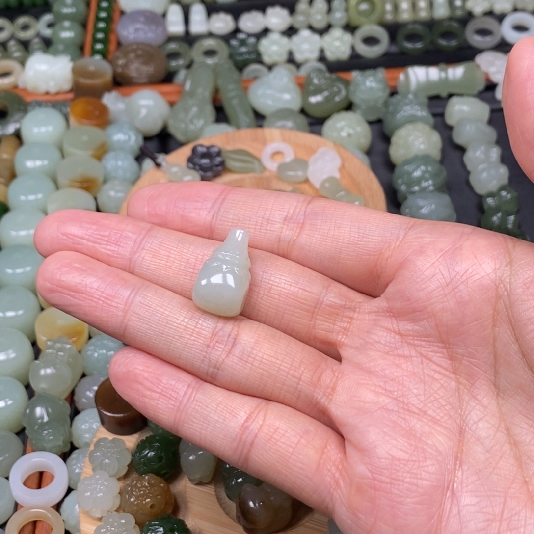 小***芽和田玉未镶嵌颈饰