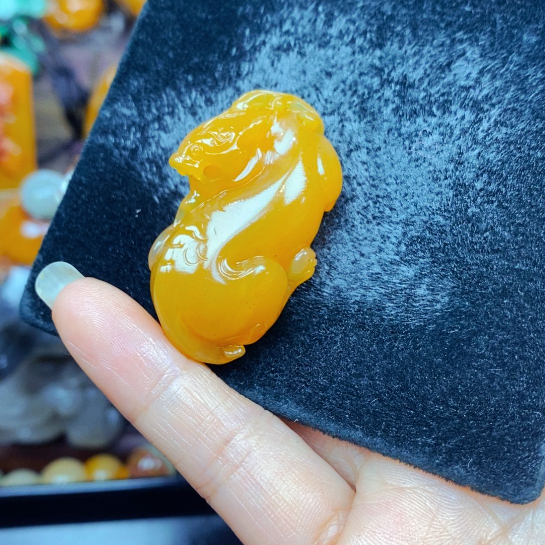 未镶嵌石英质玉（黄龙玉）颈饰
