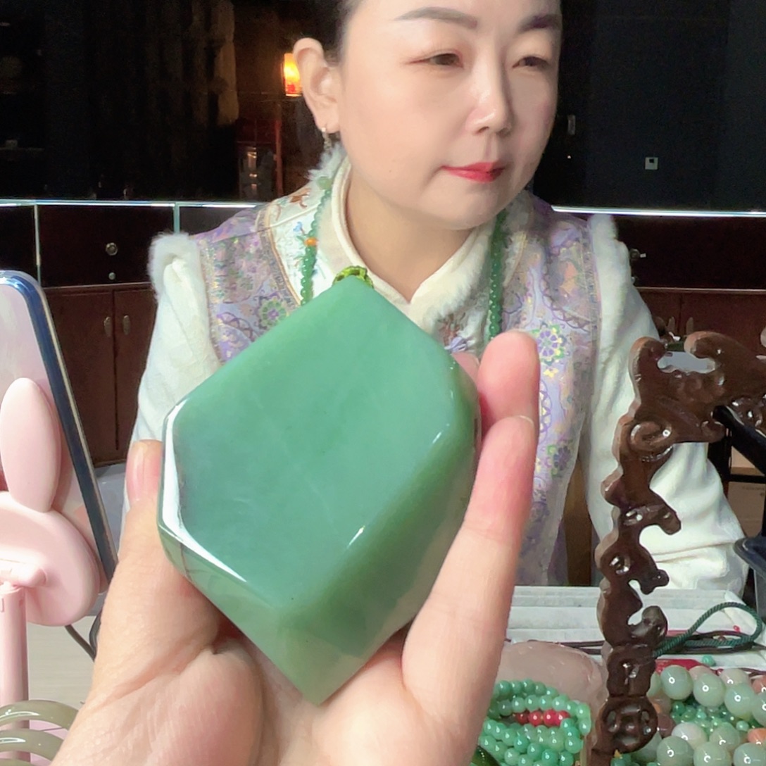 知***勇密玉（石英质玉）未镶嵌颈饰