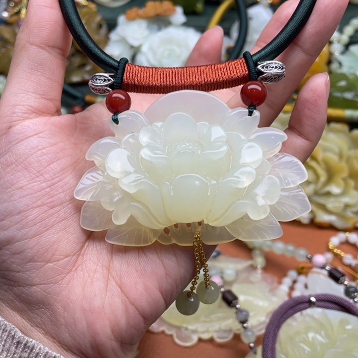 蛇纹石玉吊坠合金