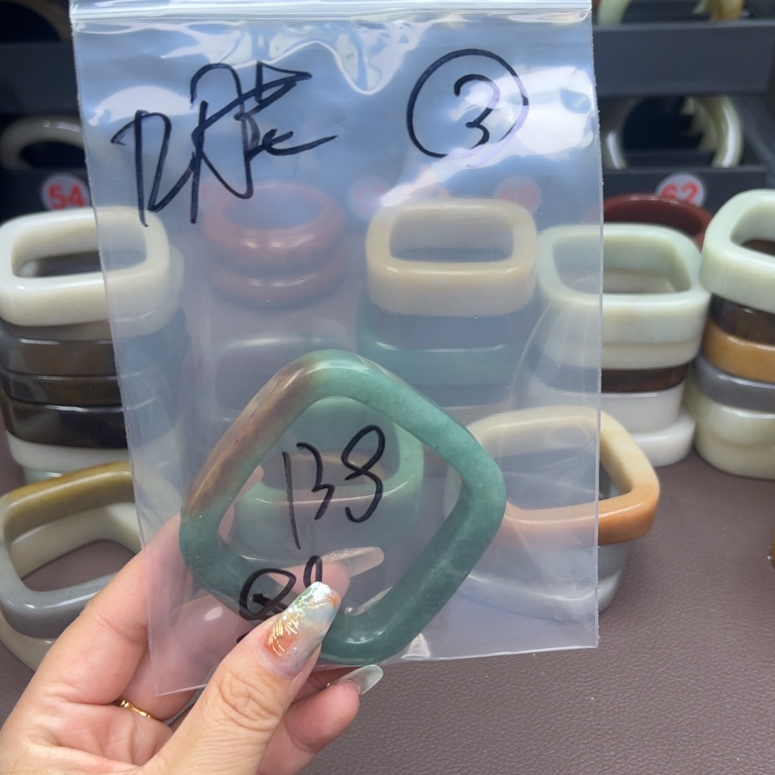 石英质玉手镯未镶嵌九*花