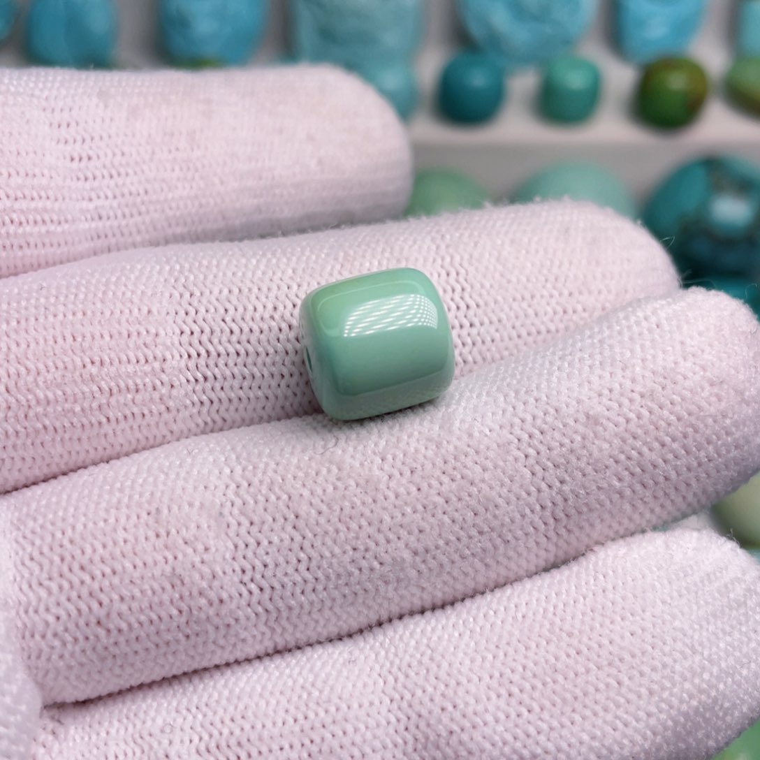 绿松石颈饰未镶嵌不****称