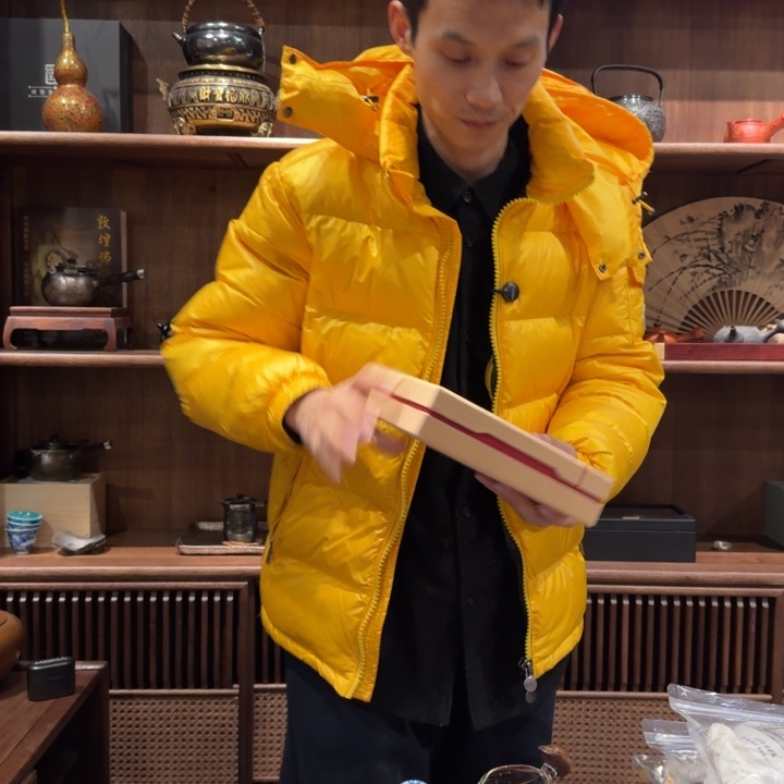 紫砂杯和陶瓷艺术作品展览