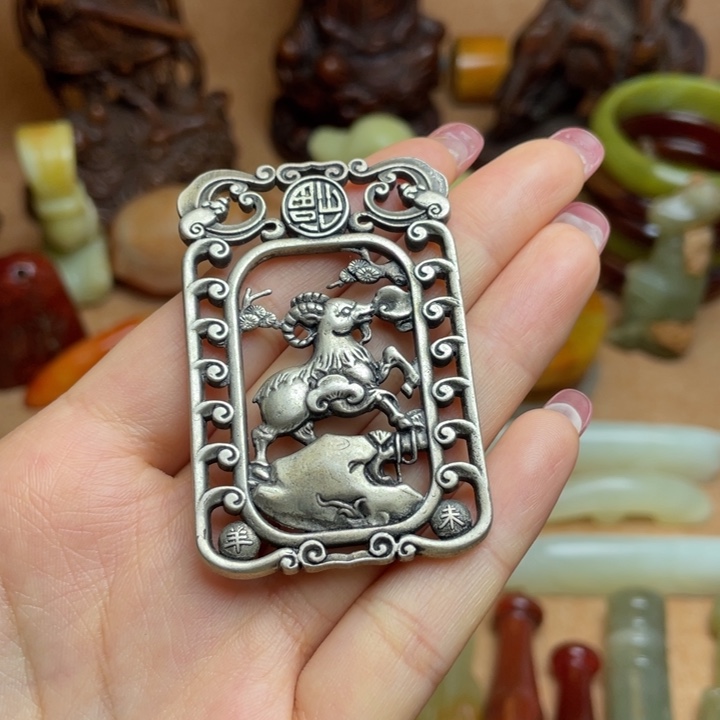 蛇纹石玉未镶嵌颈饰