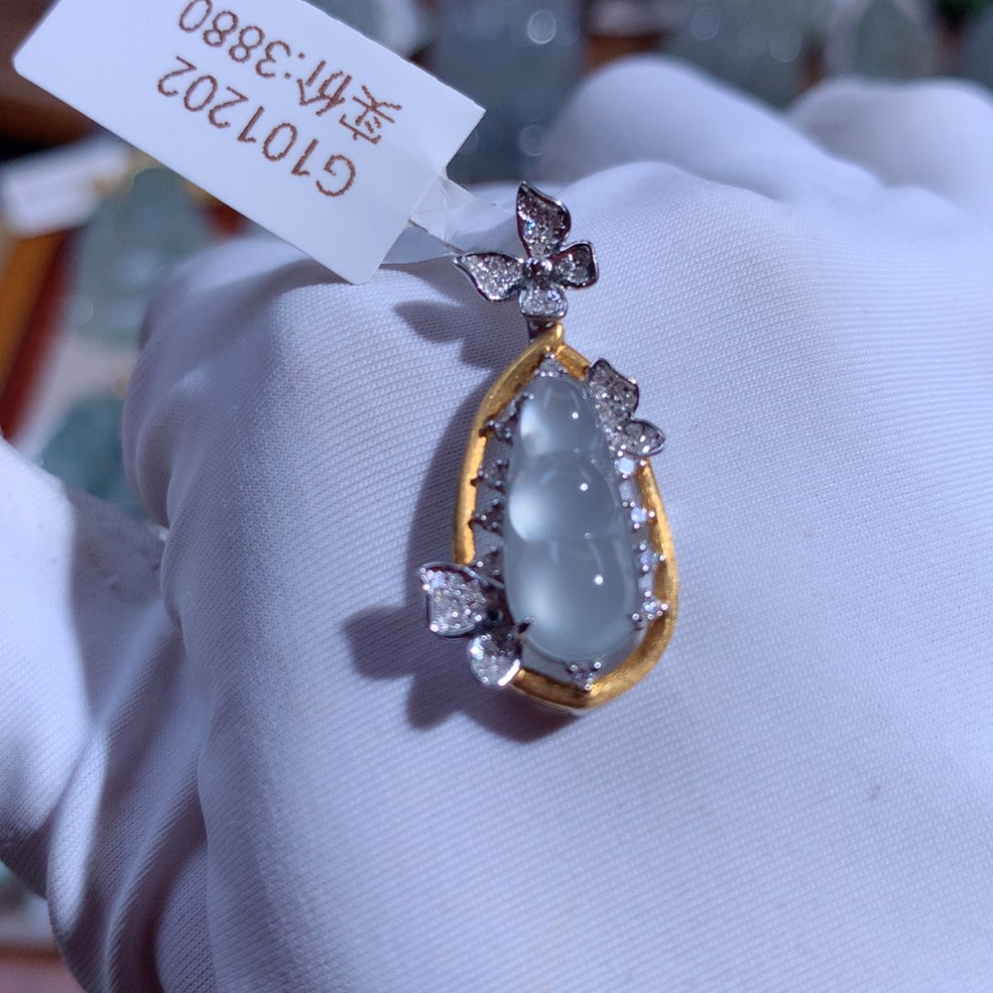 翡翠颈饰18K金镶嵌玻璃种