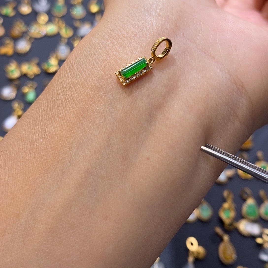 N***D翡翠18K金镶嵌颈饰