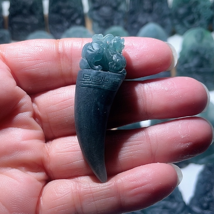 定制翡翠未镶嵌龙牙