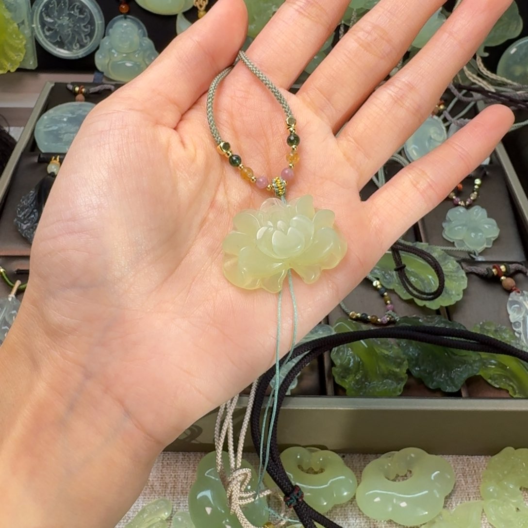 蛇纹石玉颈饰未镶嵌