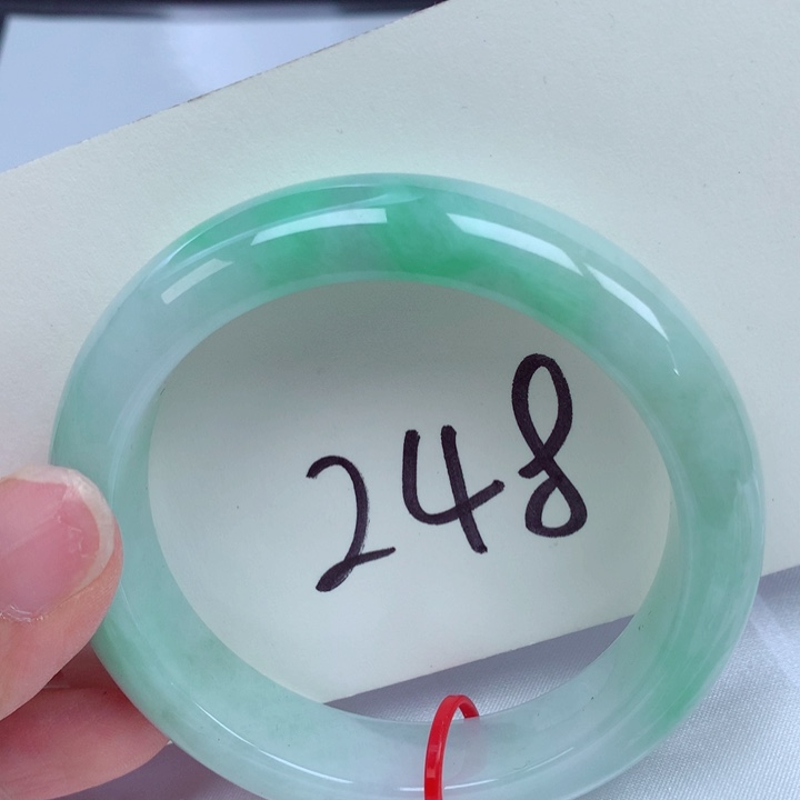 翡翠手镯未镶嵌翡翠