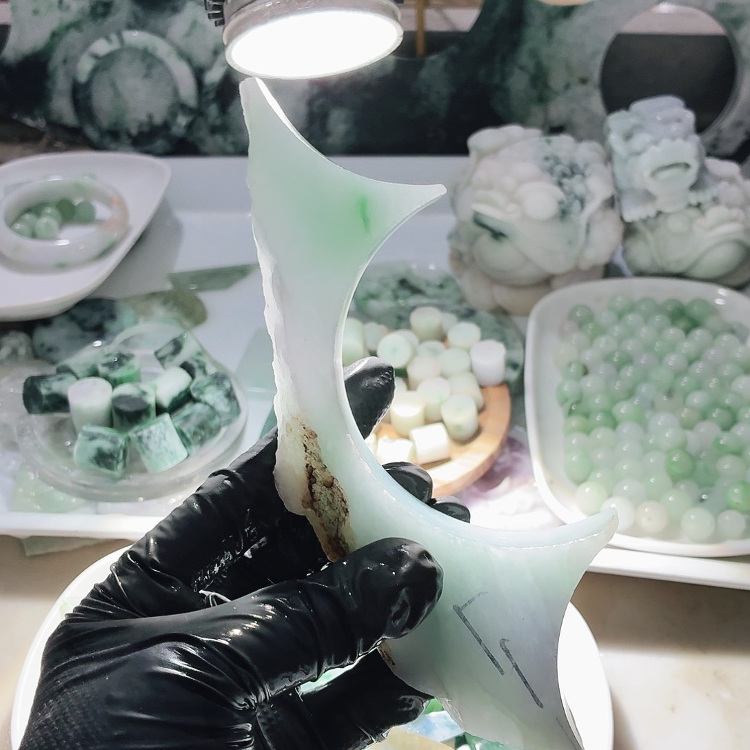 翡翠未镶嵌颈饰边角料