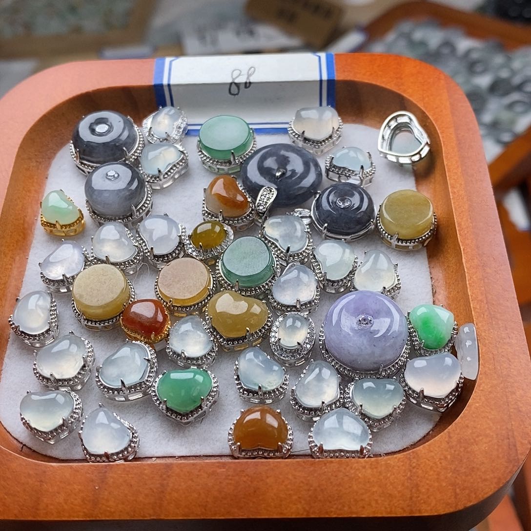 翡翠颈饰未镶嵌潘