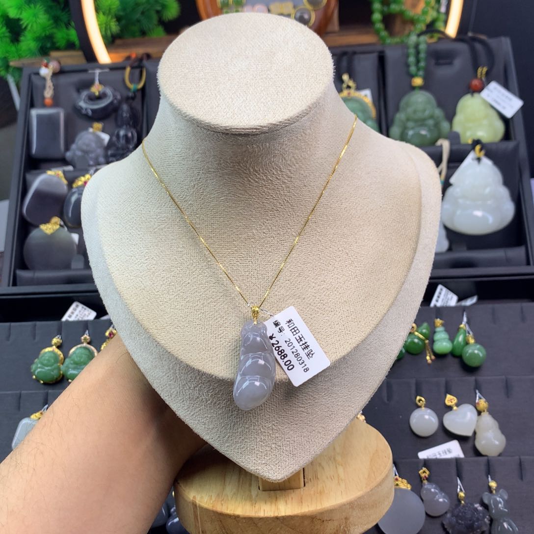 和田玉吊坠18K金镶嵌