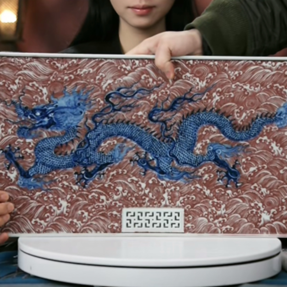 M青花釉里红海水龙纹茶台