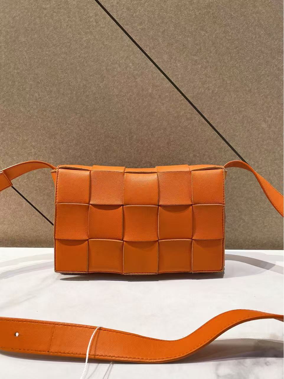 95新 BOTTEGA VENETA/葆蝶家 帝爵奢品bv橘色编织斜挎包