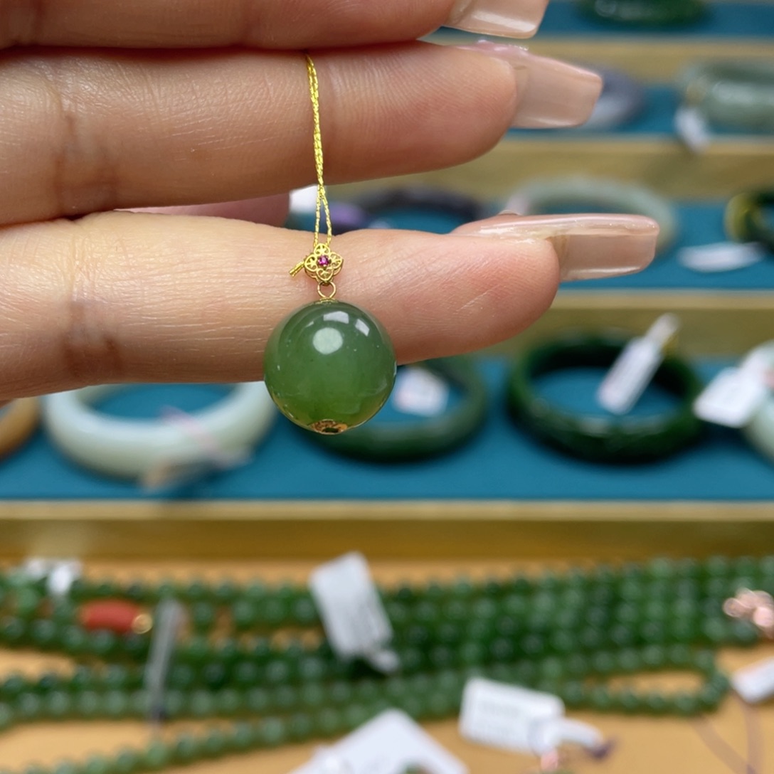 和田玉吊坠18K金镶嵌