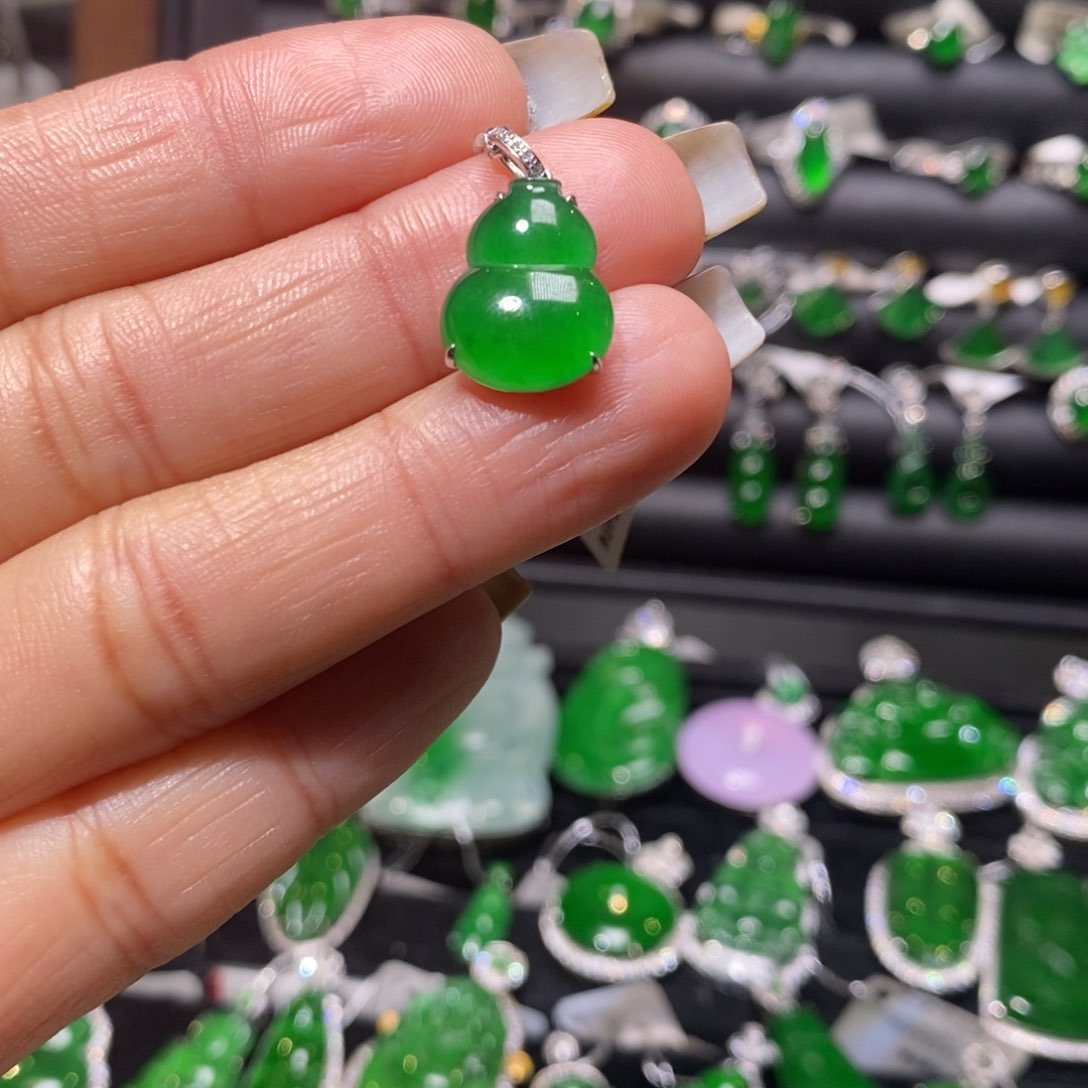 翡翠颈饰18K金镶嵌葫芦吊坠