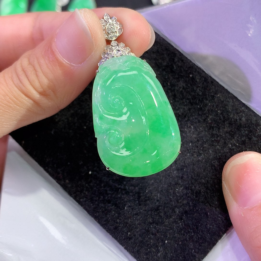 翡翠吊坠(赠链)18K金镶嵌c*