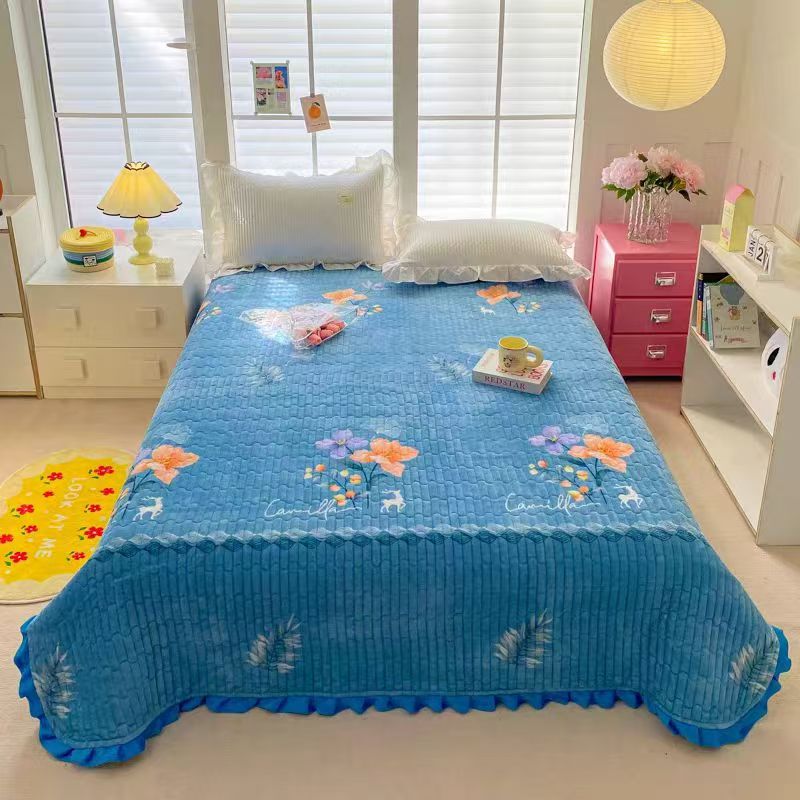 新品牛奶绒床盖防滑保暖可机洗夹棉绗缝三层加厚多功能花边款