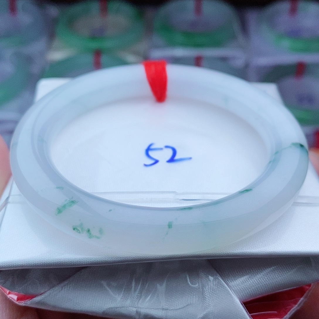 翡翠手镯（圆镯）未镶嵌冰润细腻 飘花