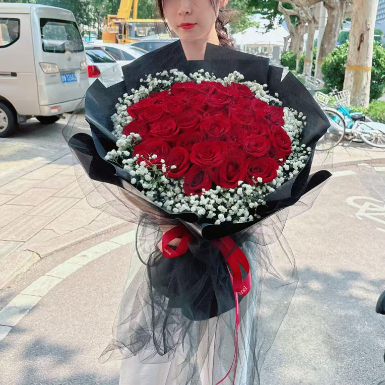 33支红玫瑰周围满天星黑色包装潍坊实体花店七夕节情人节潍坊明星