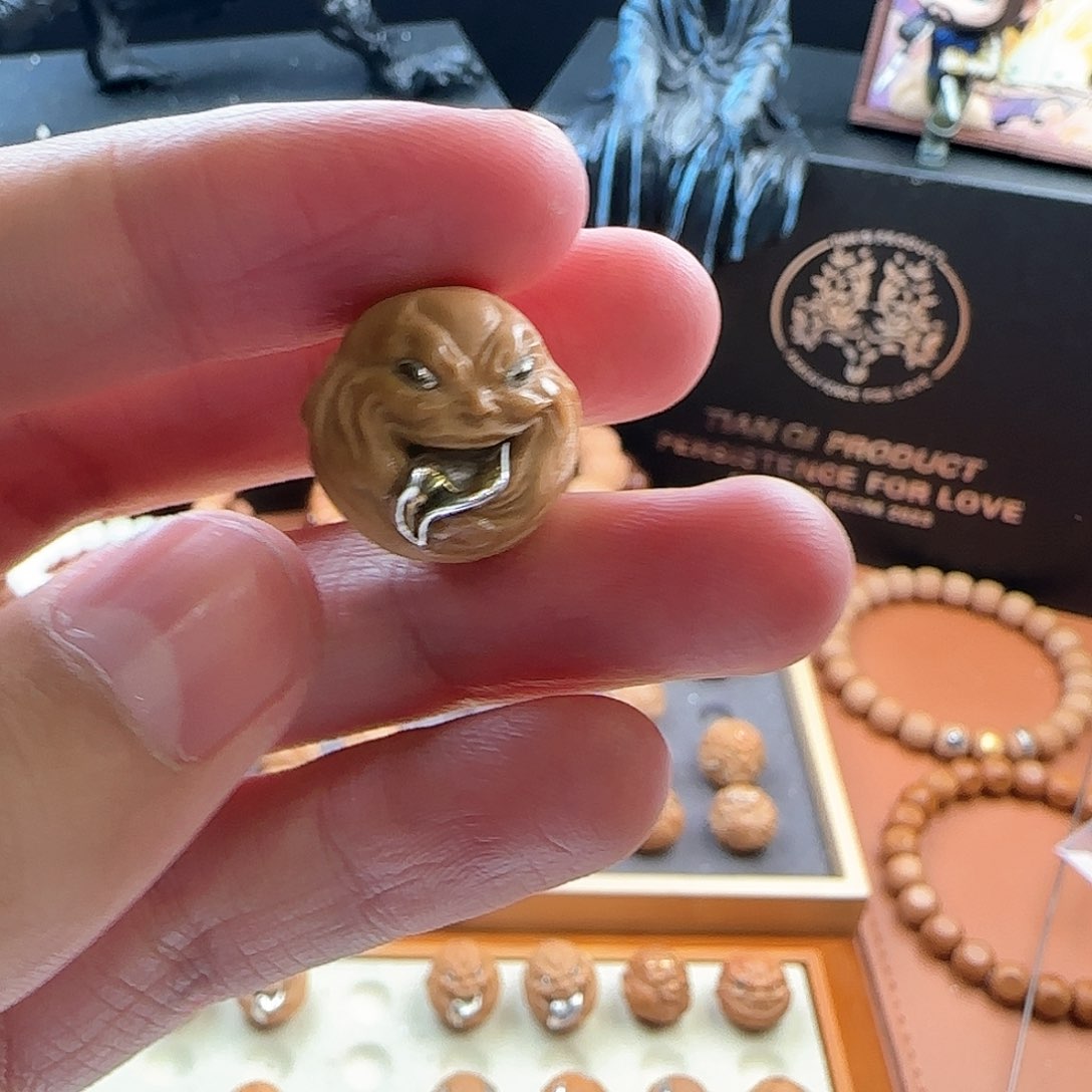 猴头核桃吊坠@**"油点舔僧