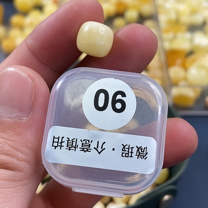 未镶嵌琥珀珠宝奇石