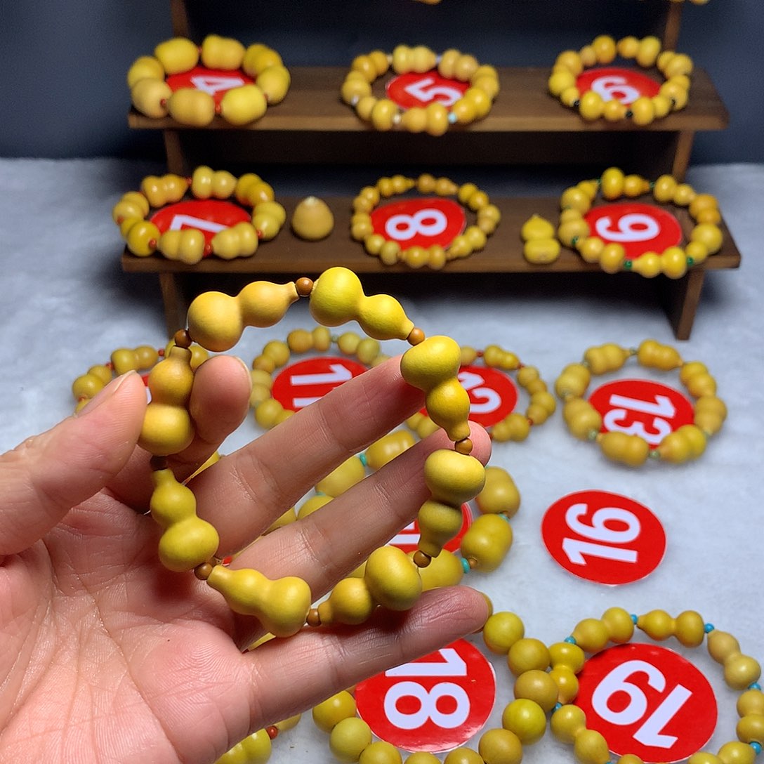 *****石英石草里金手串