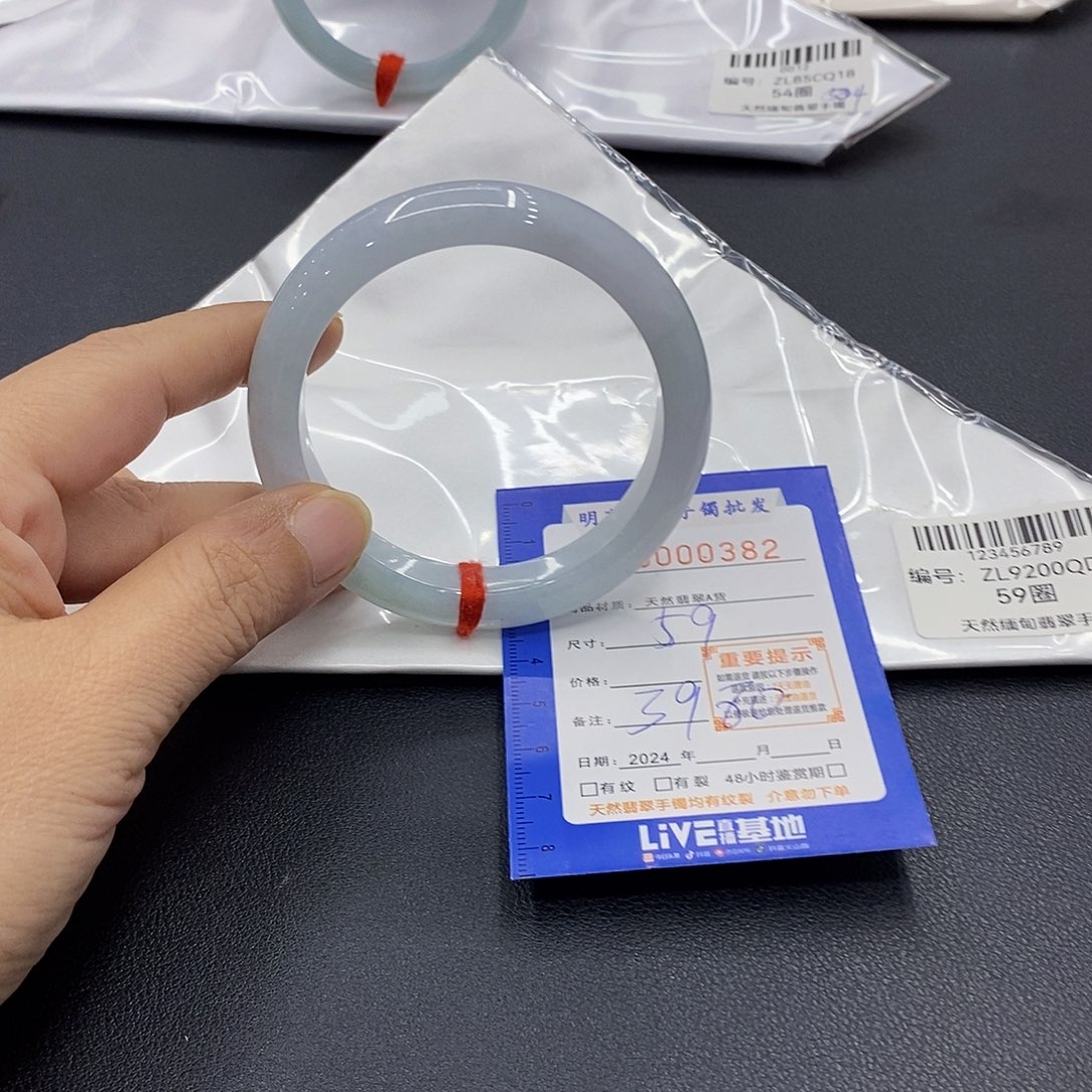 翡翠手镯未镶嵌翡翠手镯